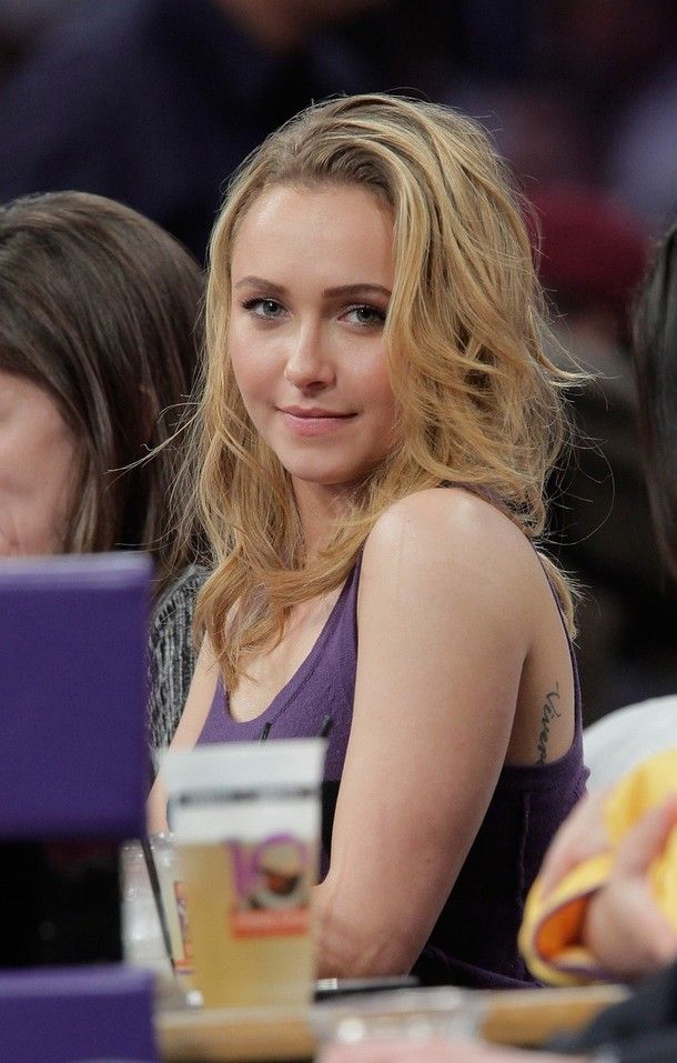 74754_Hayden_Panettiere_at_Lakers_Game_1_122_114lo.jpg
