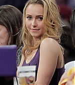 74754_Hayden_Panettiere_at_Lakers_Game_1_122_114lo.jpg