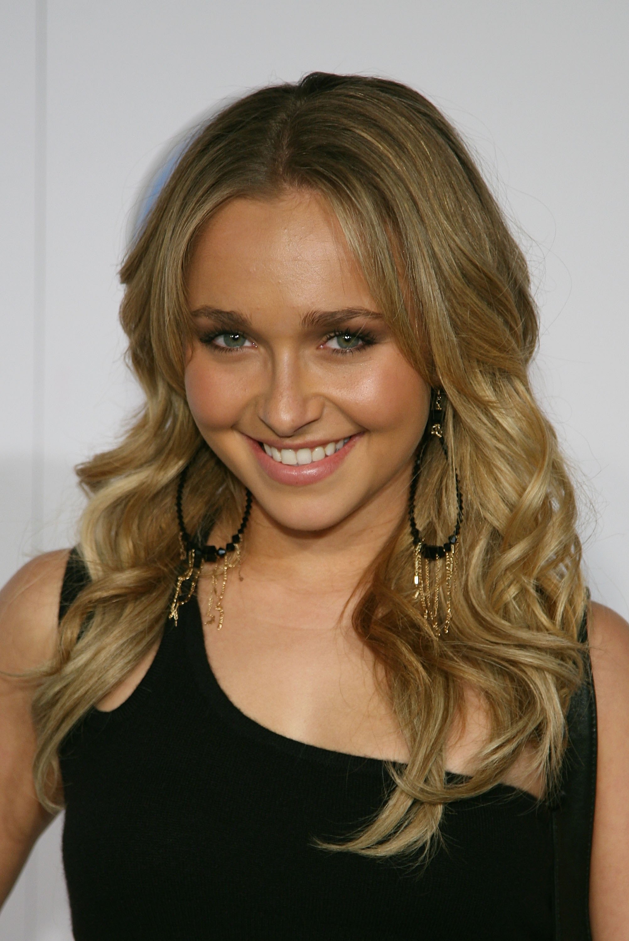 05923_Hayden_Panettiere_@_The_US_Premiere_of_Volkswagen_s_Concept_SUV,_Tiguen_1_122_371lo.jpg