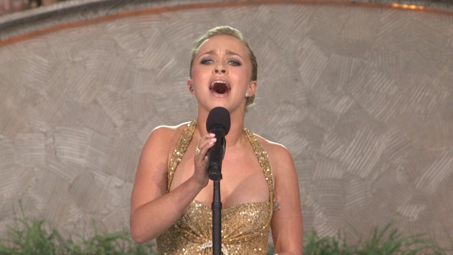 HaydenPanettiere_ACapitolFourth_2007-07-04_HDTV_008.jpg