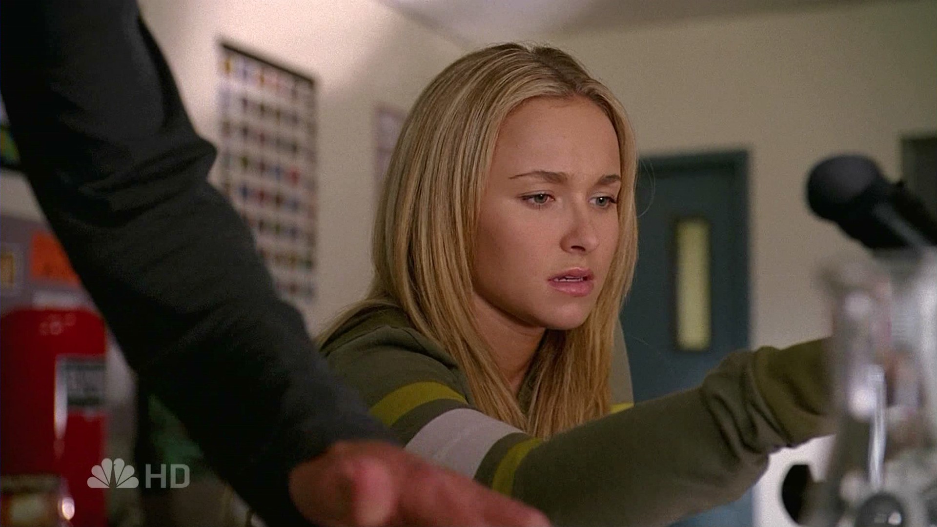 HaydenPanettiere_Heroes_S02E01_HDTV_021.jpg