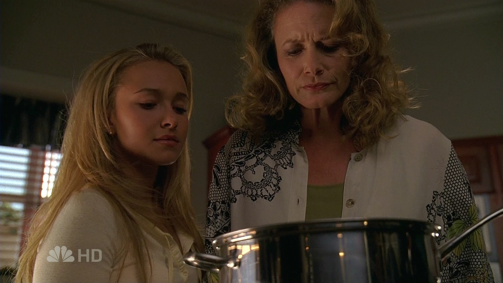 HaydenPanettiere_Heroes_S02E02_HDTV_001.jpg