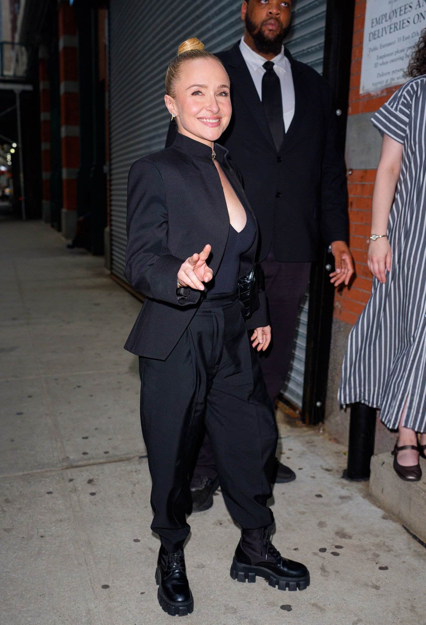 haydenpanettieresource_arrivingbooksigning_282229.jpg