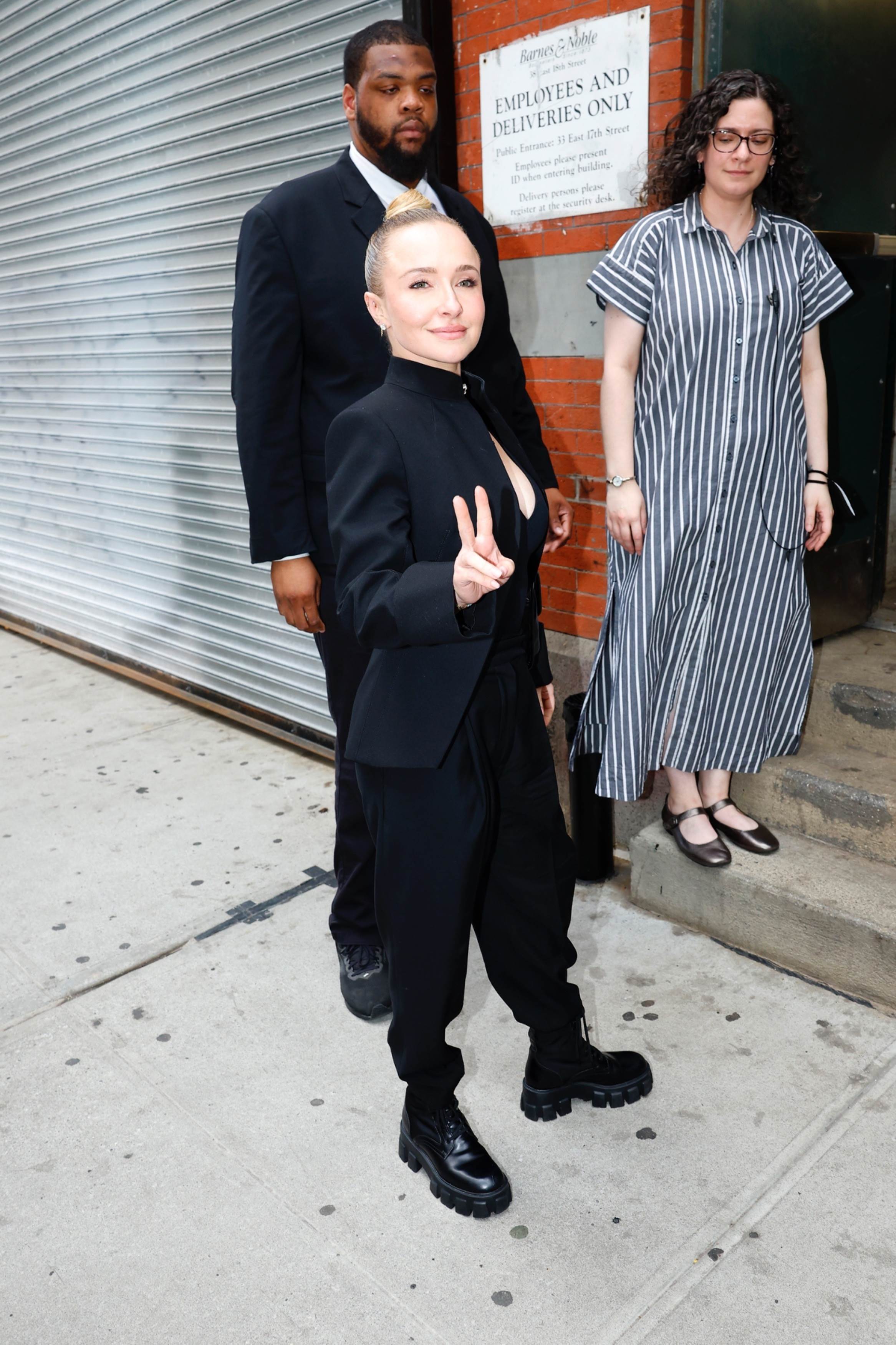 haydenpanettieresource_arrivingbooksigning_282729.jpg