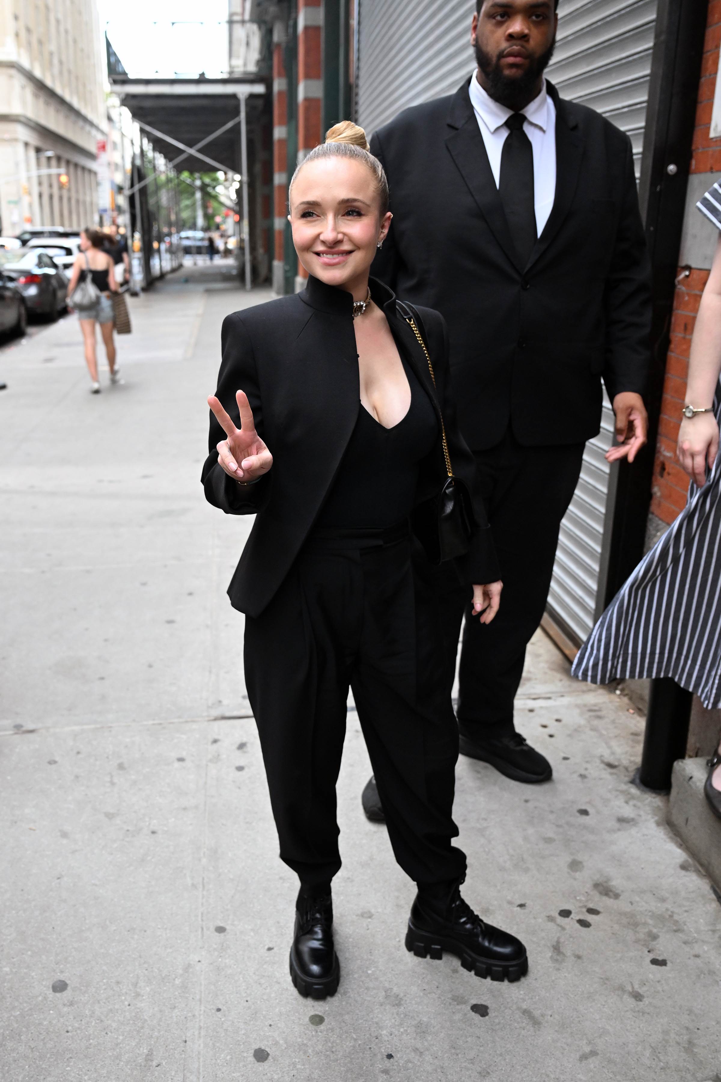 haydenpanettieresource_arrivingbooksigning_283329.jpg