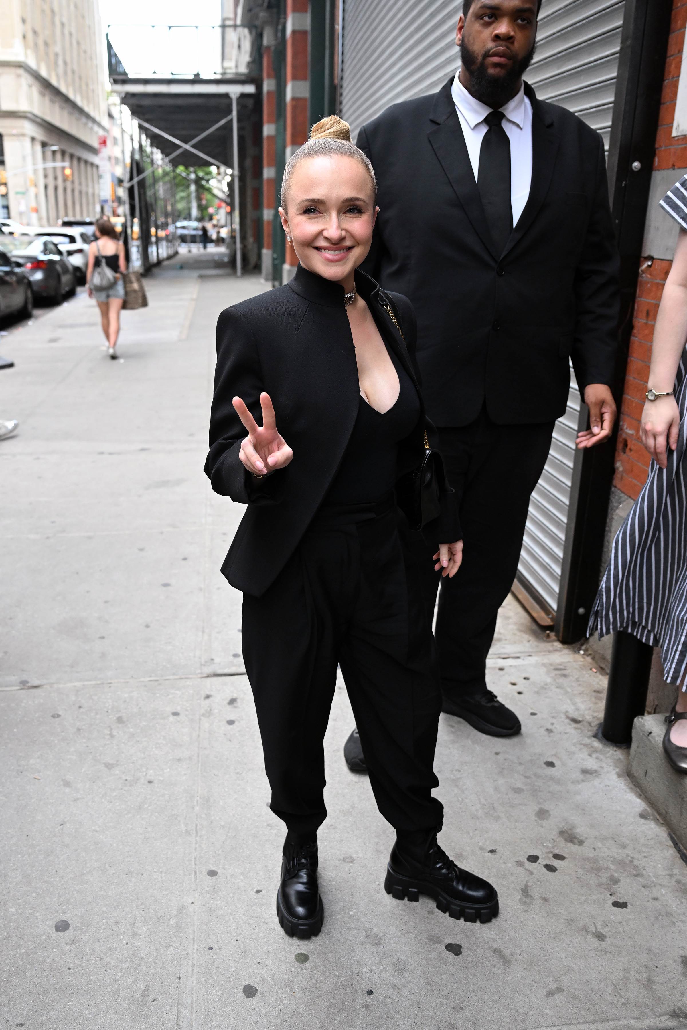 haydenpanettieresource_arrivingbooksigning_283629.jpg