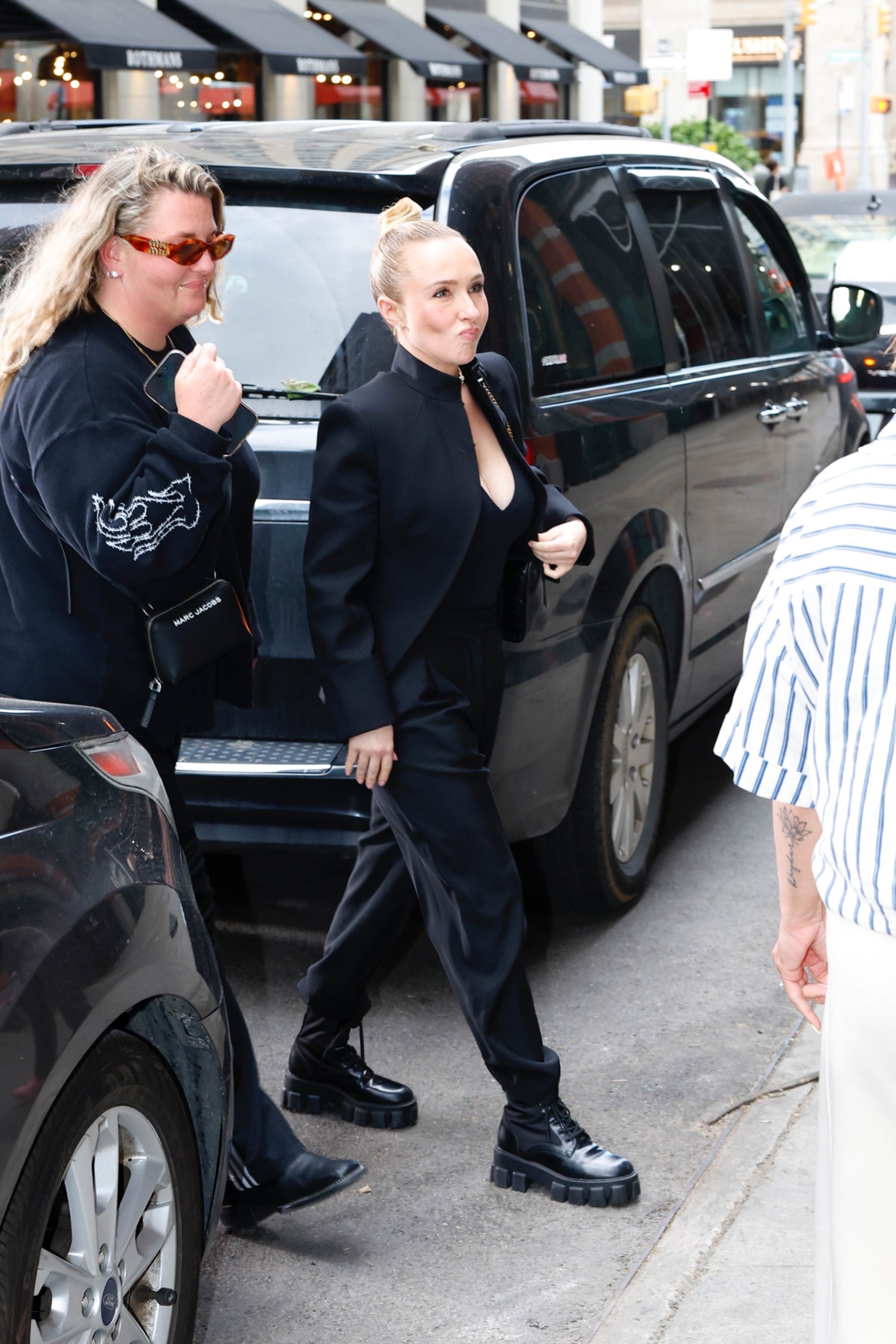 haydenpanettieresource_arrivingbooksigning_283829.jpg haydenpanettieresource_arrivingbooksigning_283829.jpg