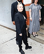 haydenpanettieresource_arrivingbooksigning_282629.jpg