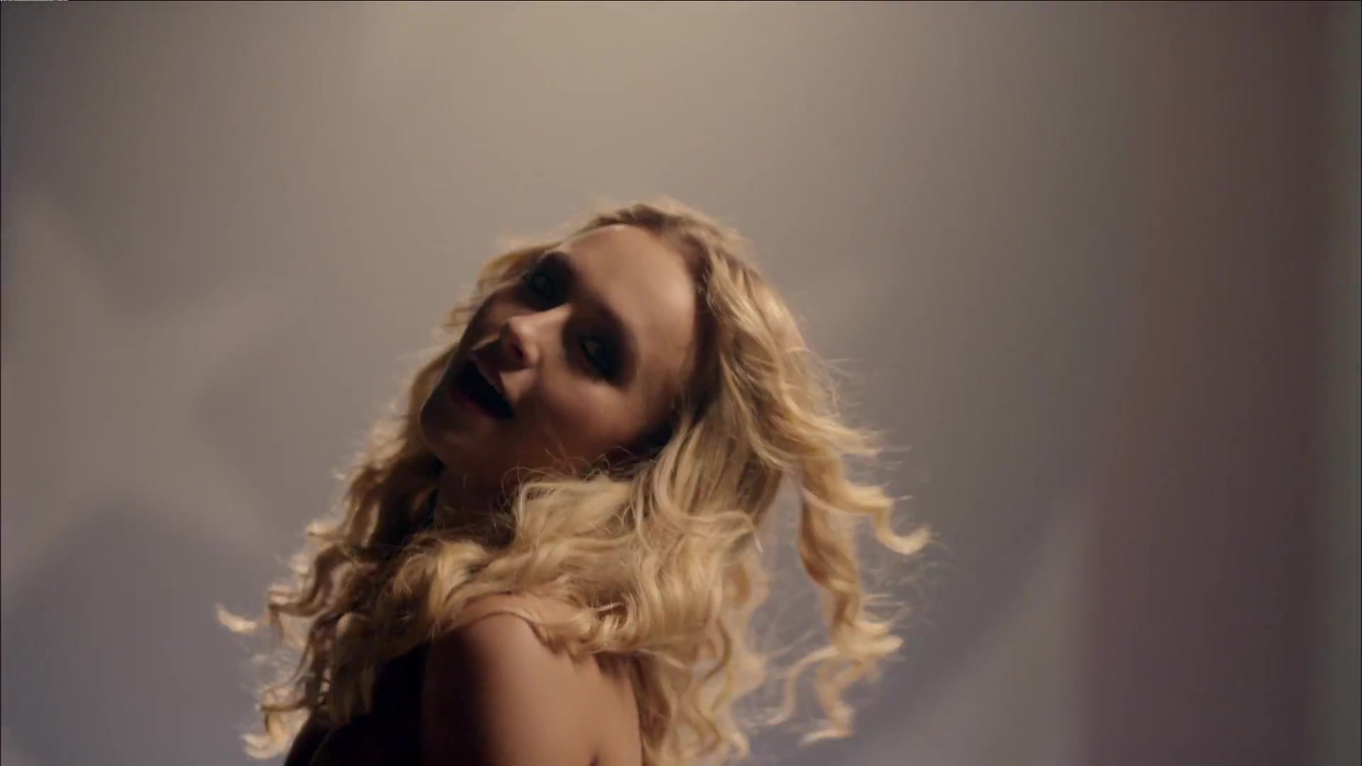 HaydenPanettiere_Telescope_MusicVideo_110.jpg