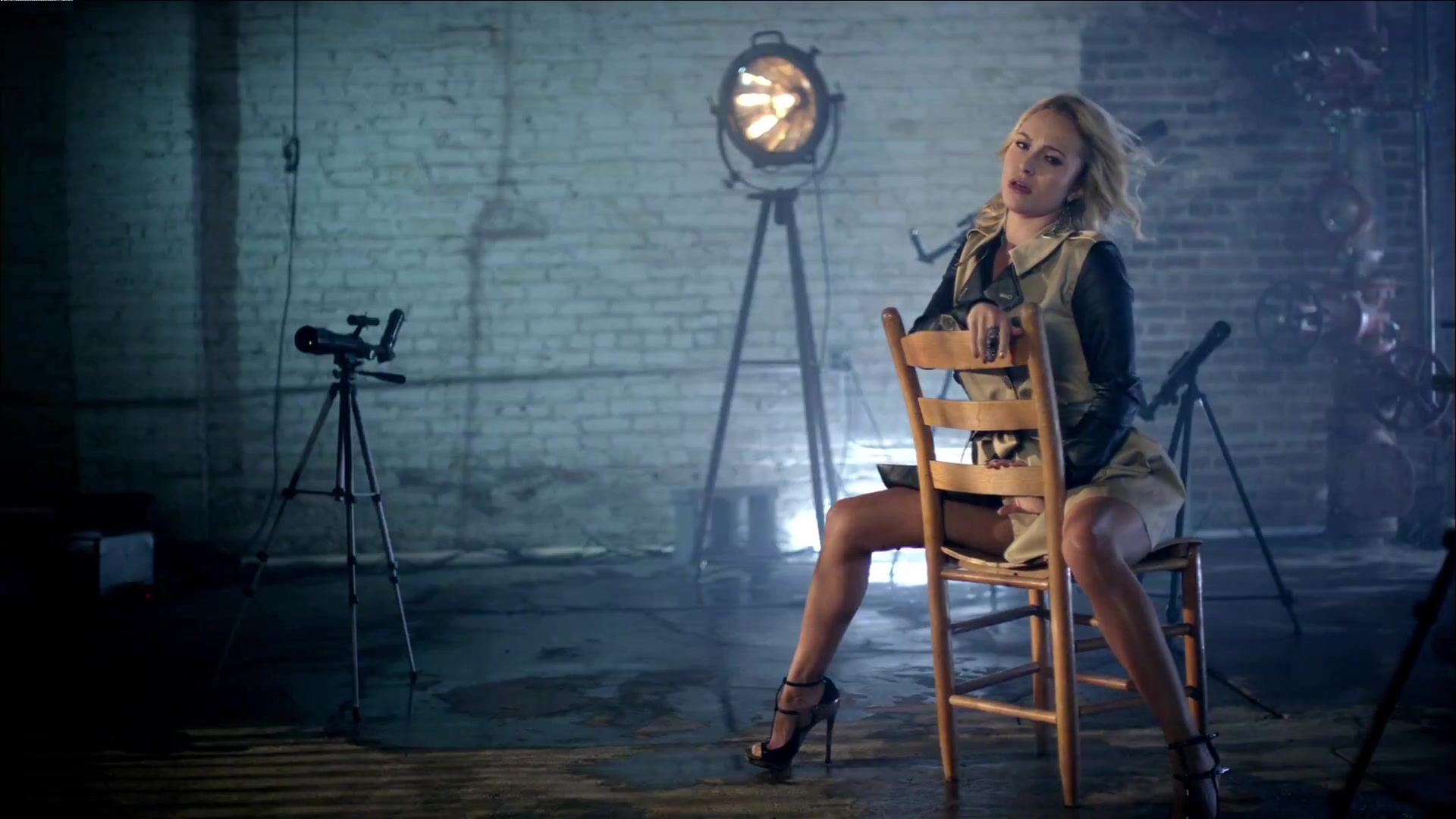 HaydenPanettiere_Telescope_MusicVideo_331.jpg
